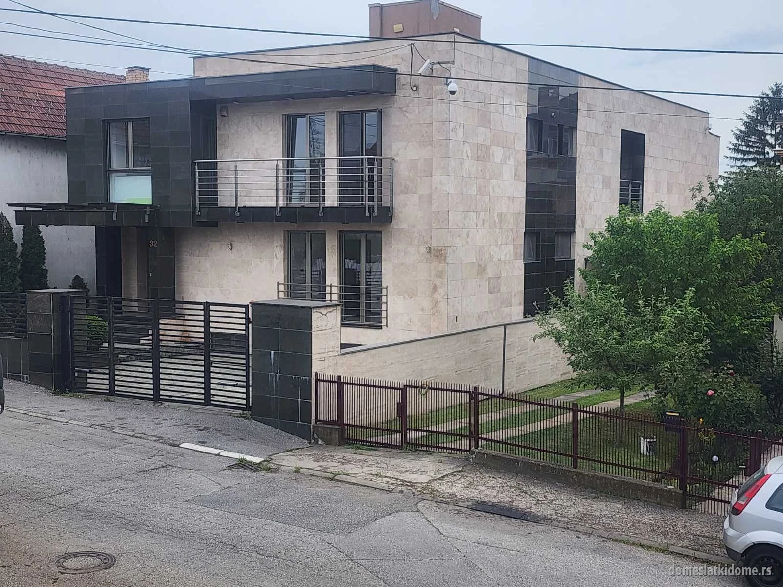 Prodaje se luksuzan stambeno-poslovni prostor na Pivari